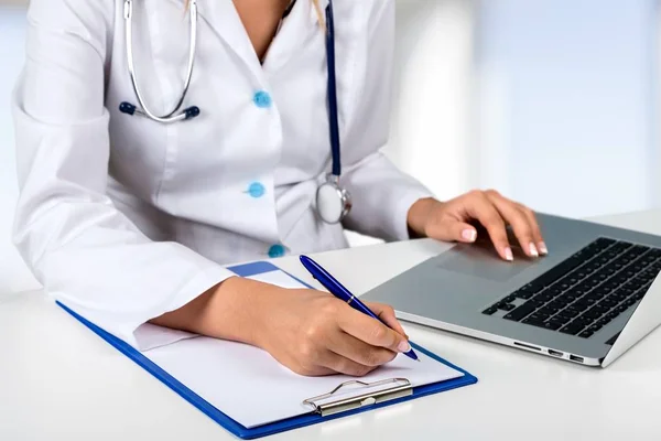 Dokter wanita menggunakan laptop — Stok Foto