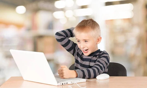 Маленький мальчик с ноутбуком — стоковое фото