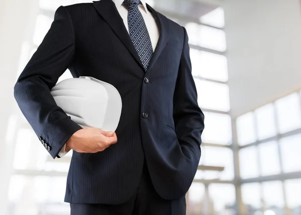 Podnikatel v ruce drží helmu — Stock fotografie
