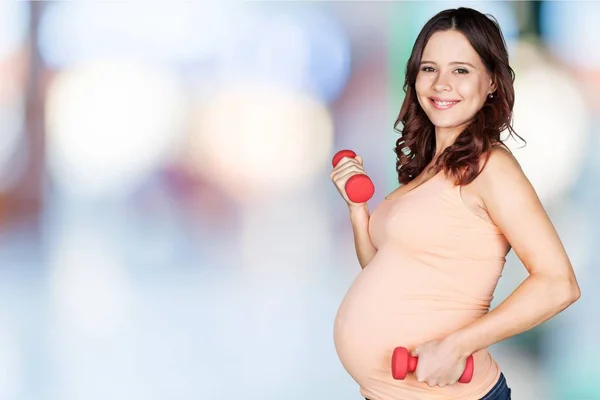 Gravid kvinna med hantlar — Stockfoto