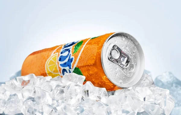 Fanta Orange op een bedje van ijs — Stockfoto