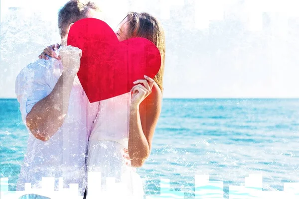 Szczęśliwy Miłość Para Trzymanie Czerwony Serce Plaża Morska Nowożeńcy Miesiąc — Zdjęcie stockowe