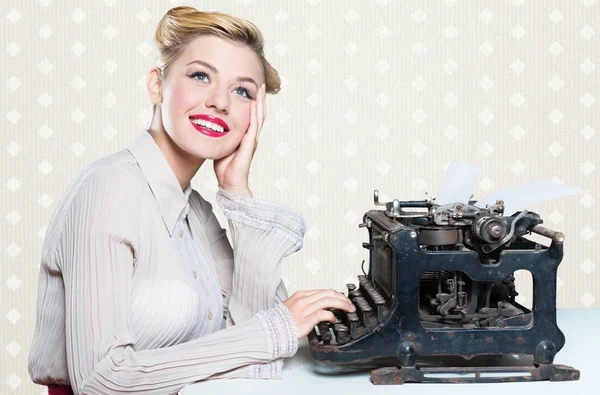 Женщина работает на винтажной пишущей машинке — стоковое фото