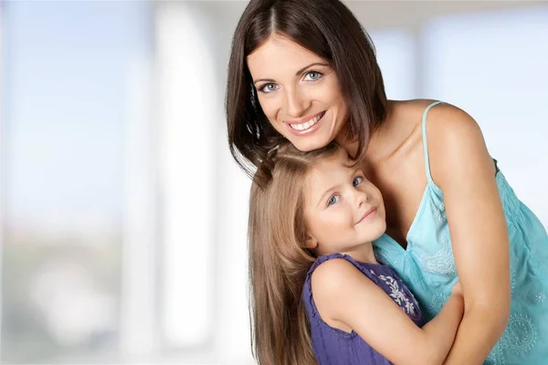 Mãe e filha abraçando — Fotografia de Stock