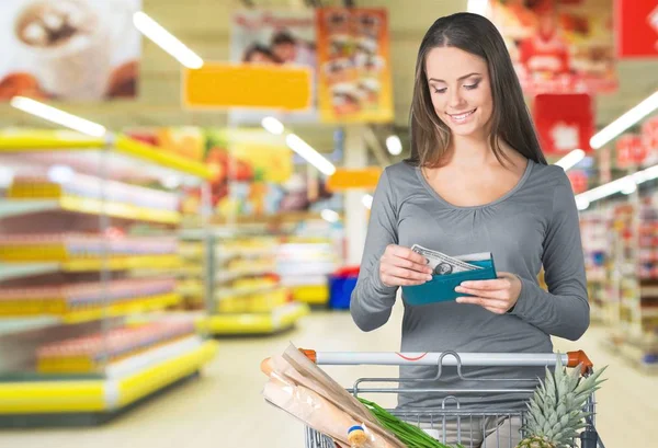 Jonge vrouw winkelen in winkel — Stockfoto