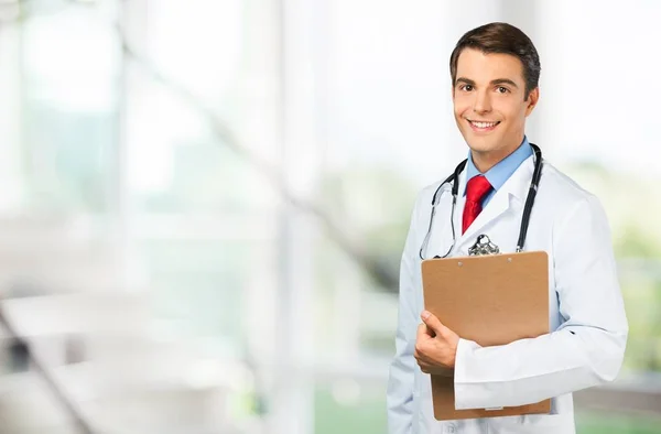 Docteur homme avec stéthoscope — Photo