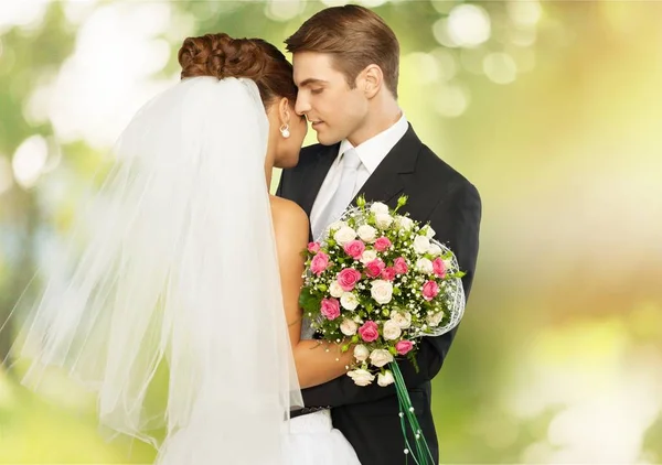 Bruid en bruidegom holding stijlvol boeket — Stockfoto