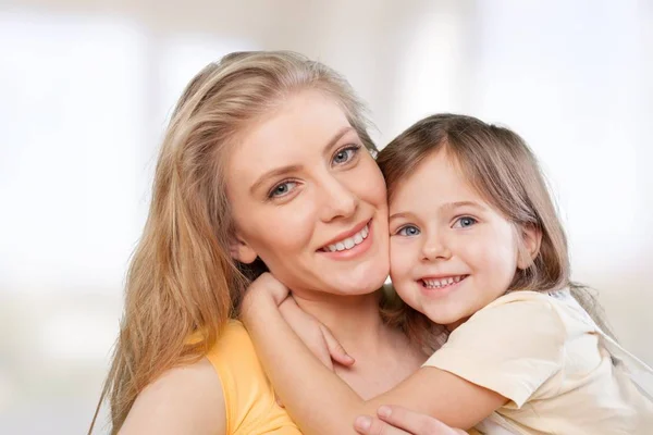 Madre e hija abrazando — Foto de Stock