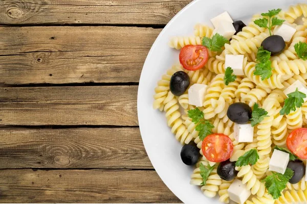 Nudeln mit Tomaten auf weißem Teller — Stockfoto