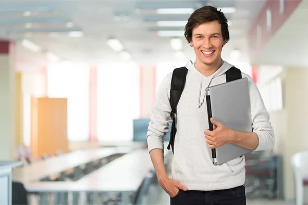 Manlig student med laptop — Stockfoto