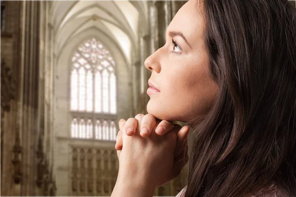 Счастливая молодая женщина молится — стоковое фото
