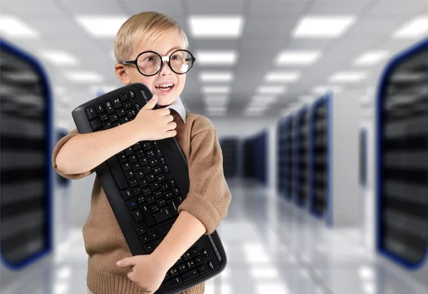 Kleiner Junge mit Tastatur — Stockfoto