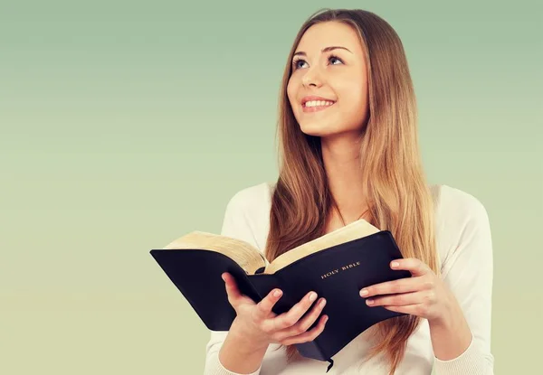 Mujer feliz con Biblia —  Fotos de Stock