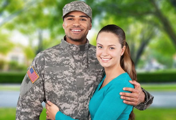 Soldado abraçando sua esposa — Fotografia de Stock