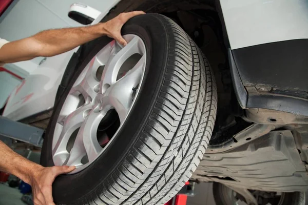 Mecánico de fijación de coches — Foto de Stock