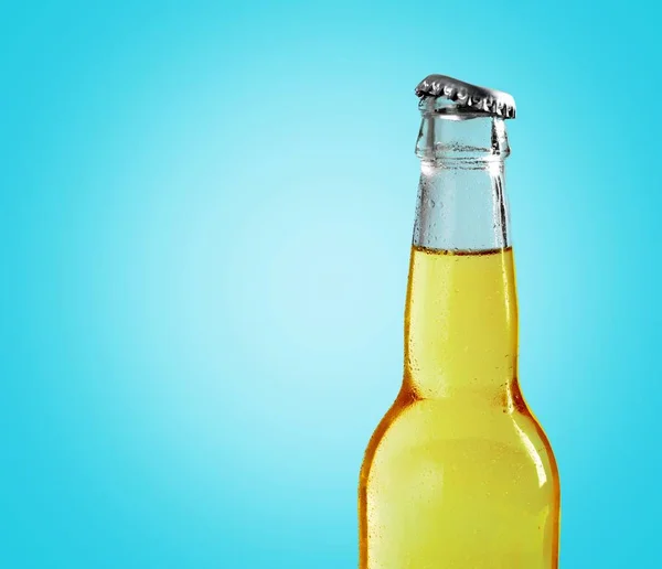 Botella de cerveza sobre fondo —  Fotos de Stock