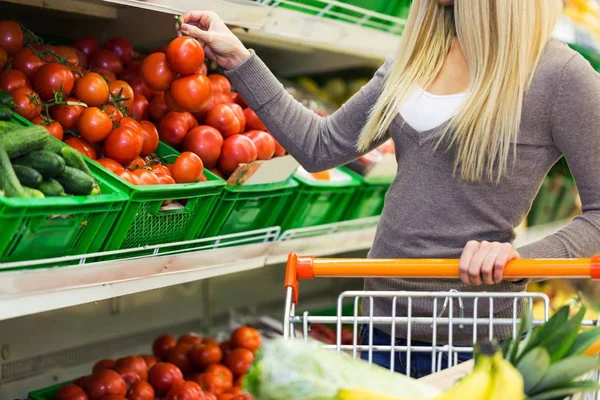 Vrouw winkelen in de supermarkt — Stockfoto