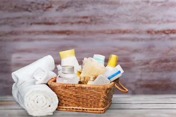 Banyo havlusu ve aksesuarları ile sepeti