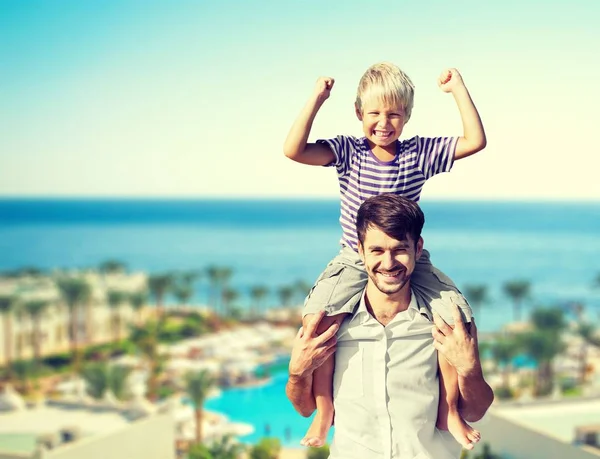 Padre con hijo en la playa de arena — Foto de Stock