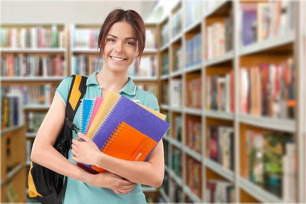 Mujer joven con mochila — Foto de Stock