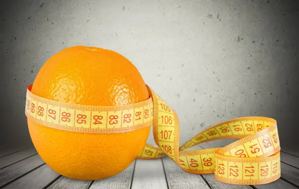 Świeży pomarańczowy z taśma miernicza — Zdjęcie stockowe