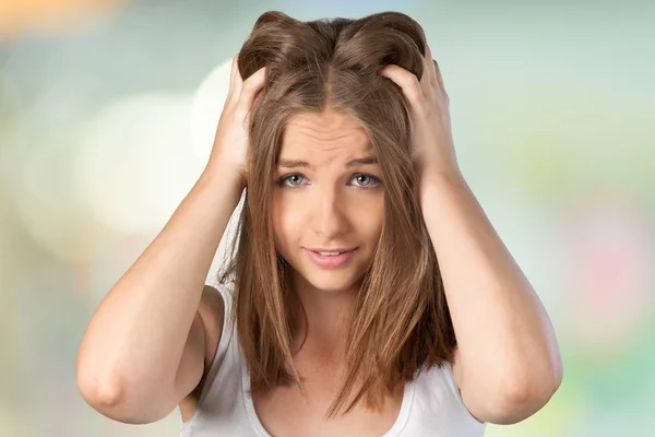 Portret van een gelukkige jonge vrouw — Stockfoto