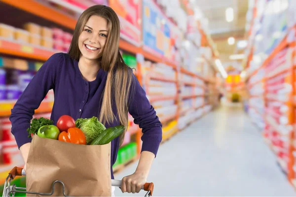 Giovane donna shopping in negozio di alimentari — Foto Stock