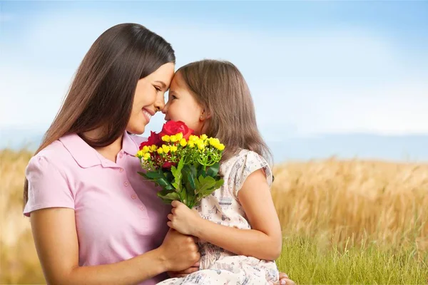 Anya és lánya virágokkal — Stock Fotó