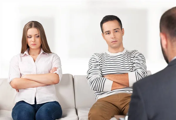 Jong koppel op de psychotherapeut. — Stockfoto