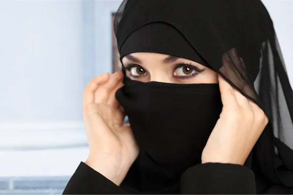 Geheimnisvolle arabische Frau — Stockfoto