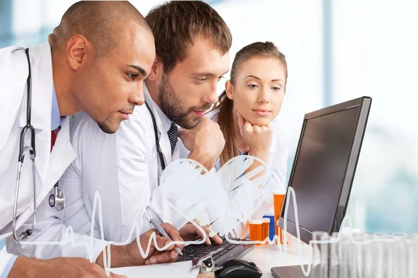 Equipe de médicos falando expertise — Fotografia de Stock