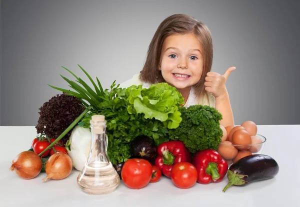 Κορίτσι με χρωματιστά λαχανικά — Φωτογραφία Αρχείου