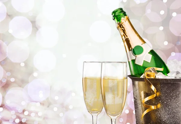 Vasos y botella de champán —  Fotos de Stock