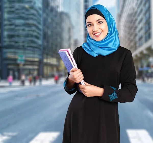 Muda arabian wanita dengan notepads — Stok Foto