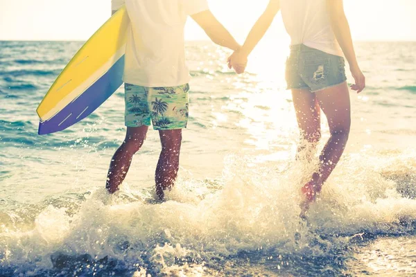 Pareja caminando en la costa del mar —  Fotos de Stock