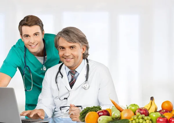 Lekarze pracujący razem w klinice — Zdjęcie stockowe