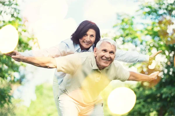 Elderly couple hugging — Stock Photo, Image