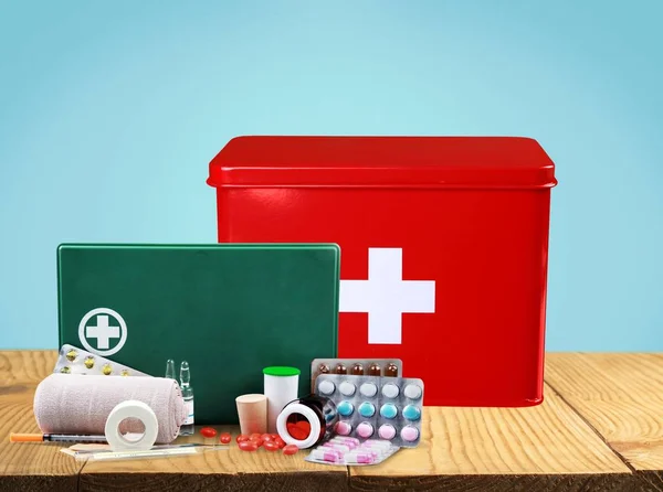 Kit di pronto soccorso con forniture mediche — Foto Stock