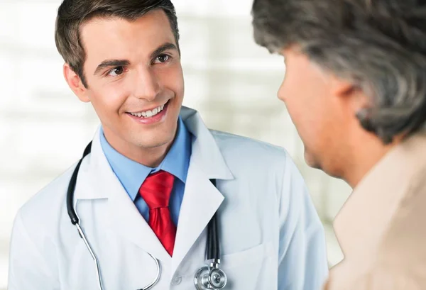 Лікар консультування з пацієнтом чоловічої статі — стокове фото