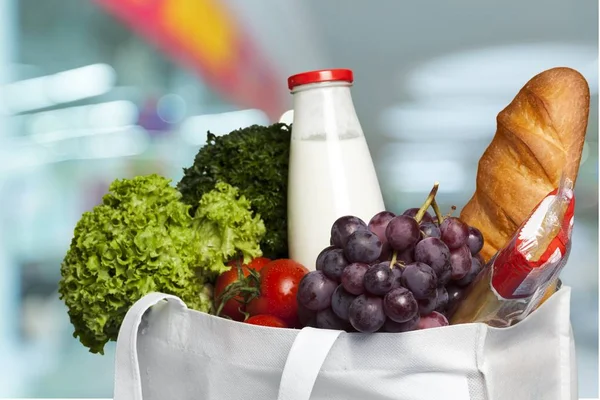 Bolsa de compras con productos de alimentación —  Fotos de Stock