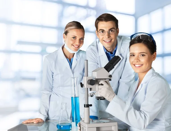 Científicos que trabajan con microscopio — Foto de Stock