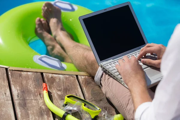 dizüstü bilgisayar ile genç işadamı