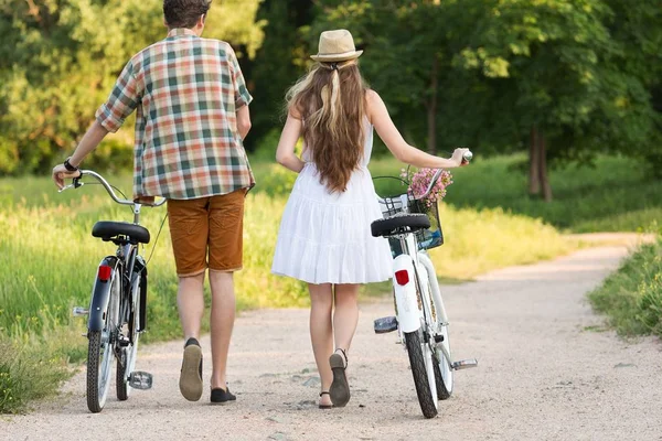 Couple holding bicycles in park — Stock Photo, Image