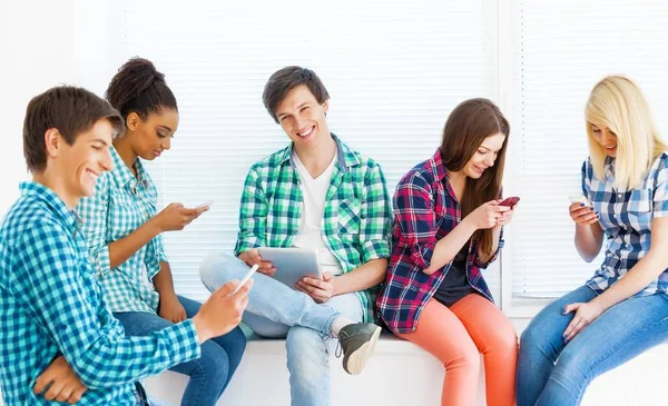 Grupo Estudiantes Felices Usando Teléfonos Inteligentes —  Fotos de Stock