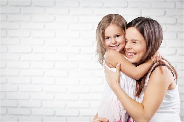 Mutter und Tochter umarmen — Stockfoto