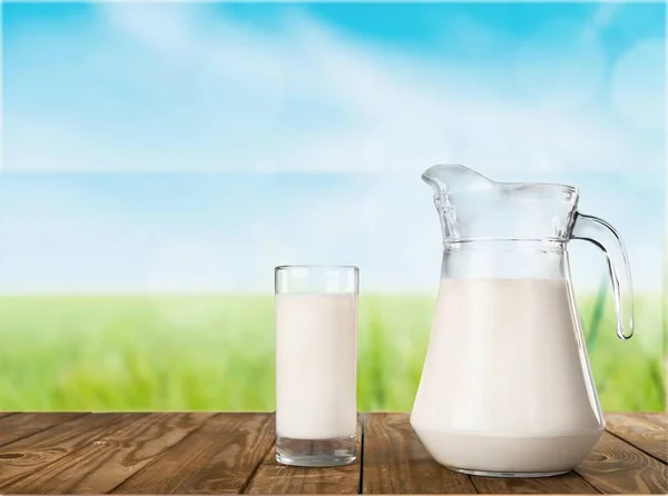 Glas mjölk och tillbringare — Stockfoto