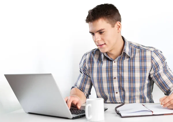 Mann tippt auf Laptop — Stockfoto