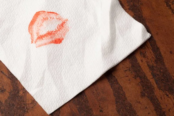 Papieren servetten met lippenstift — Stockfoto