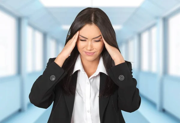Zakenvrouw in pak met hoofdpijn — Stockfoto