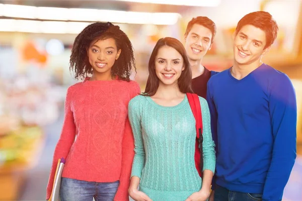 Gruppe glücklicher Studenten — Stockfoto